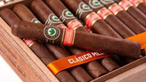 Open wooden box of Joya de Nicaragua cigars with an orange “CLÁSICO MEDIO SIGLO” ribbon.