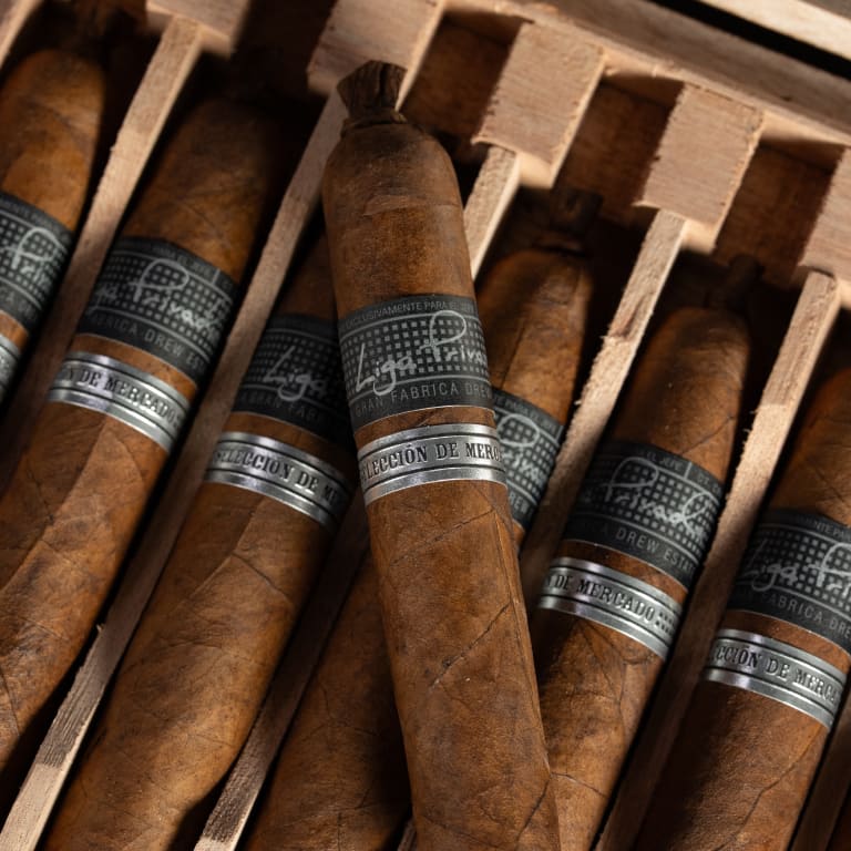 liga privada liga 10 "Seleccion de Mercado" cigars in a refined wooden box
